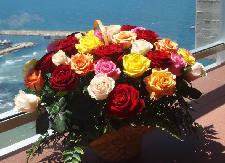 Красивые розы в воде