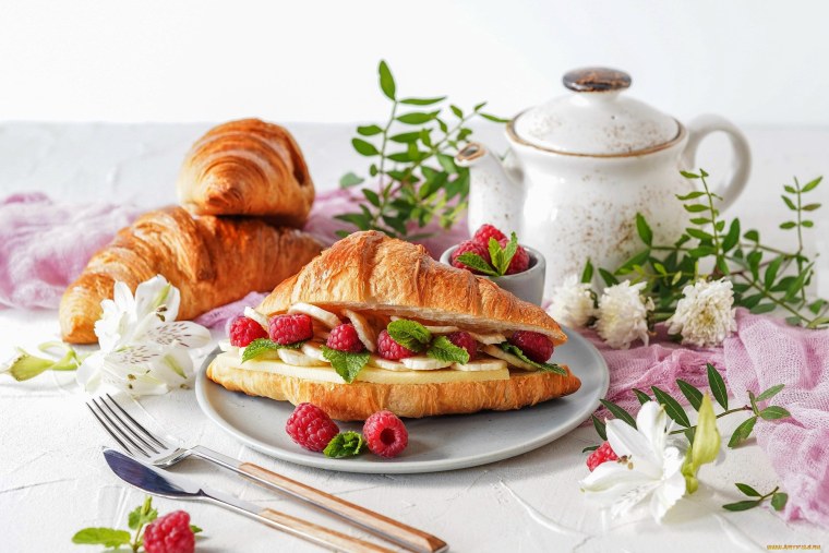 Круассан с ягодами