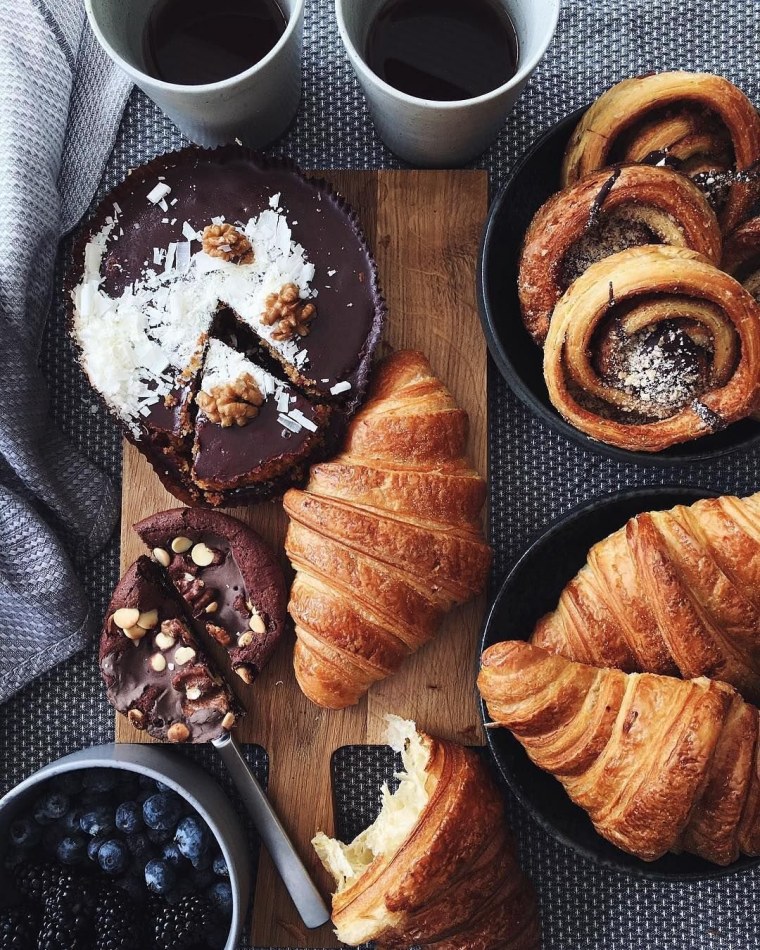 Завтрак с круассаном