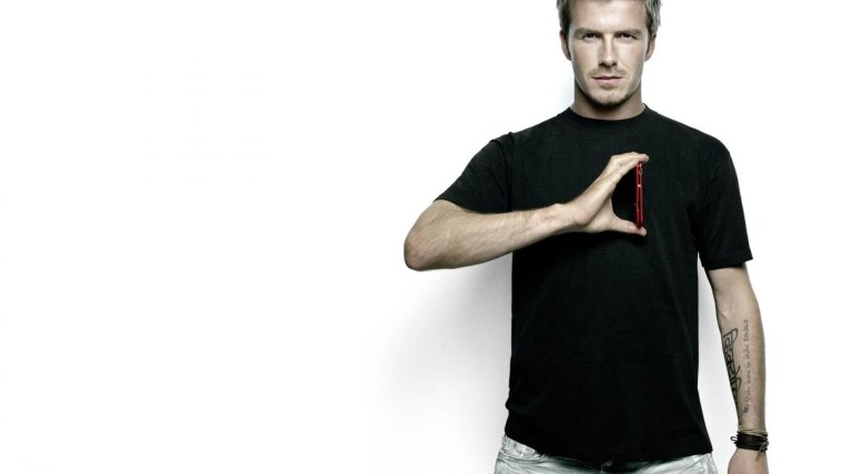 Дэвид Бекхэм в черной футболке