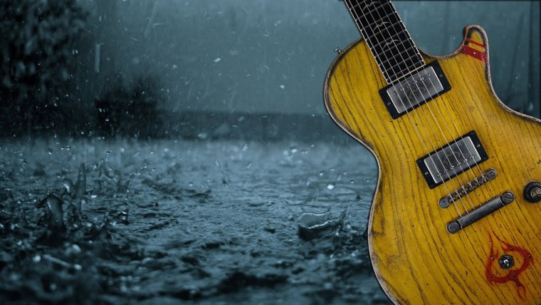 Женщина с зонтиком под дождем