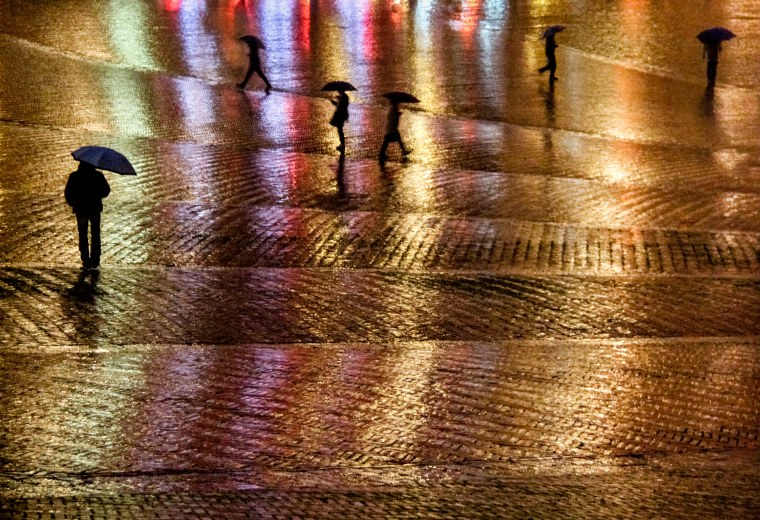 Плачет под дождем