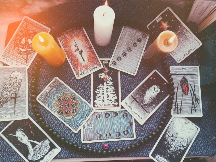 Гадалка с картами Таро
