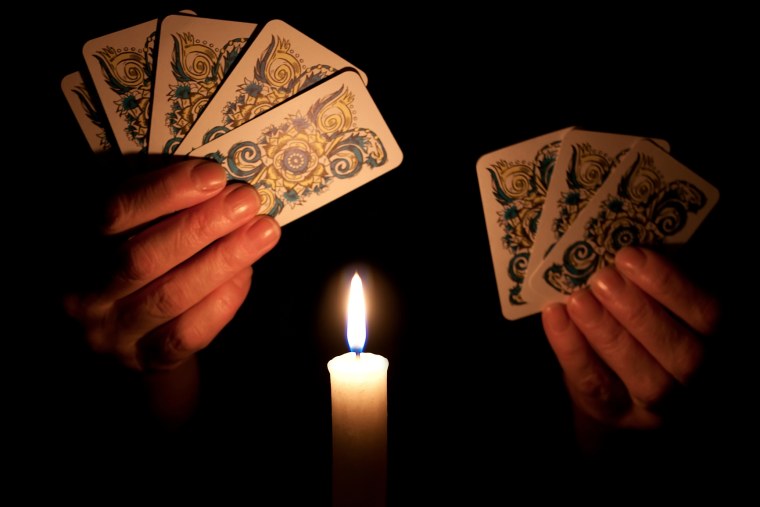 Гадалка гадает на Таро