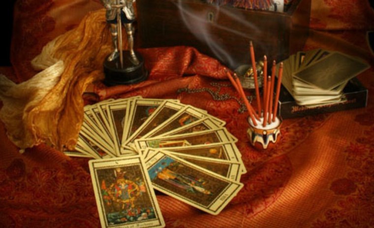 Гадалка с картами Таро