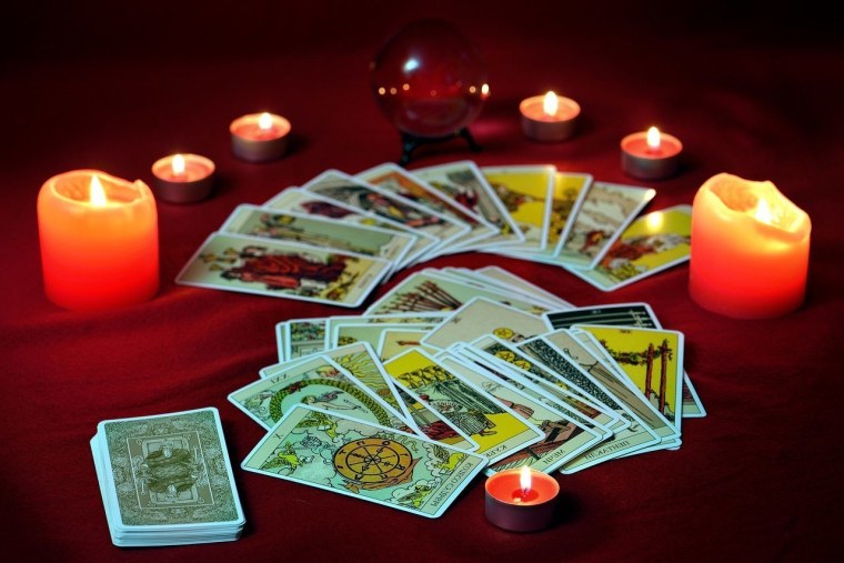 Гадалка с картами Таро