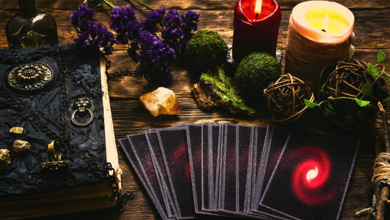Таро на столе