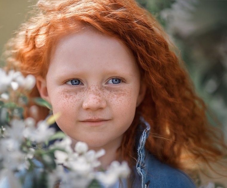 Девочка с веснушками
