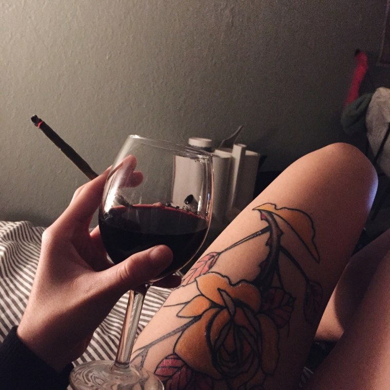 Девушка с вином и сигаретой