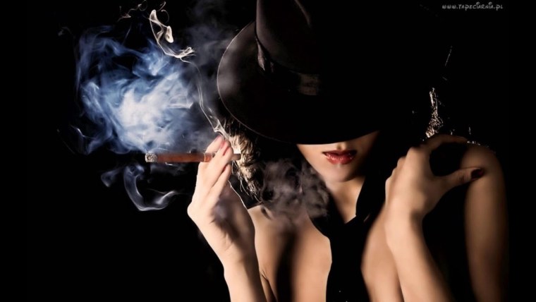 Дама в шляпе с сигарой