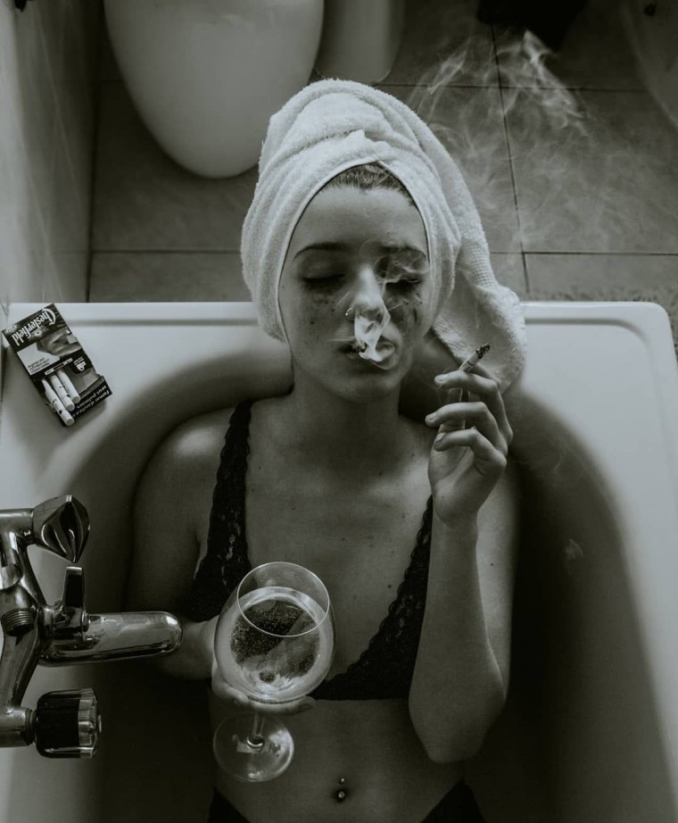 Девушка в ванной с сигаретой