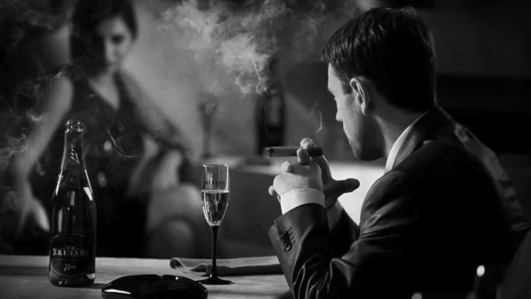 Мужчина в ресторане с бокалом