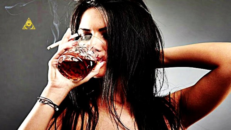 Курящая и пьющая женщина