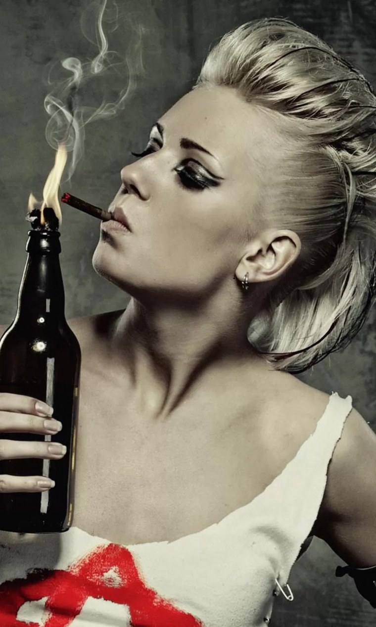 Девушка с бутылкой вина