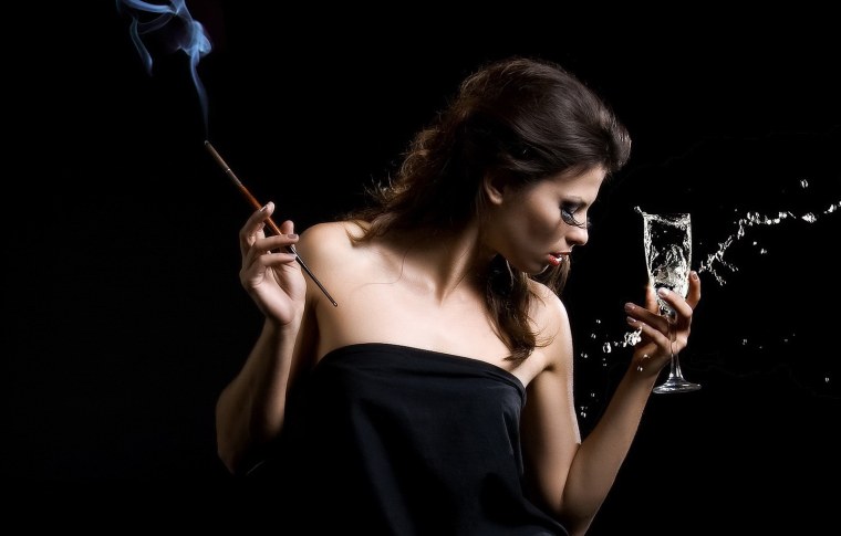 Девушка с вином и сигаретой