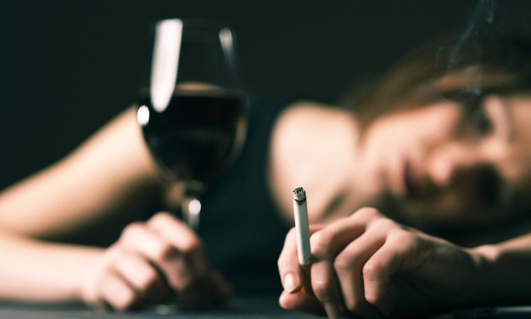 Девушка с вином и сигарой