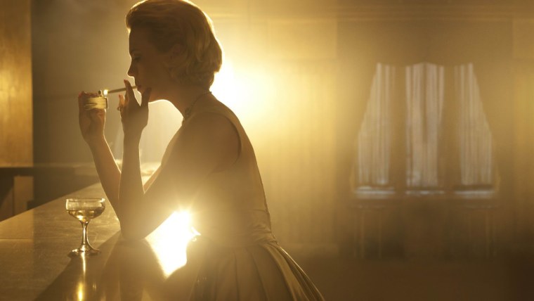 Девушка сидит за барной стойкой