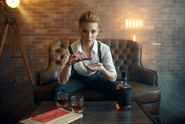 Женщина с бокалом виски