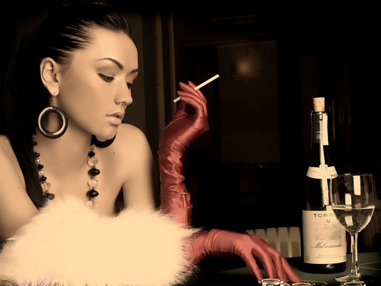 Гламурная девушка с сигаретой