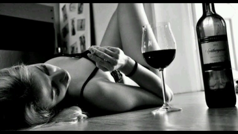 Девушка с бокалом