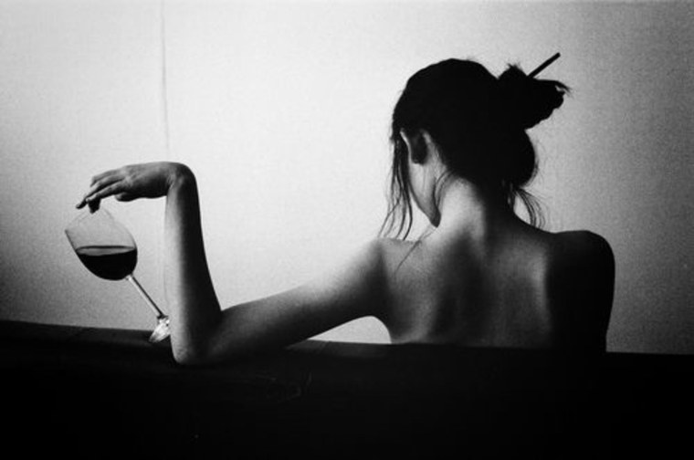 Девушка с бокалом со спины