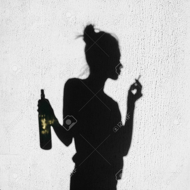 Девушка с вином и сигаретой