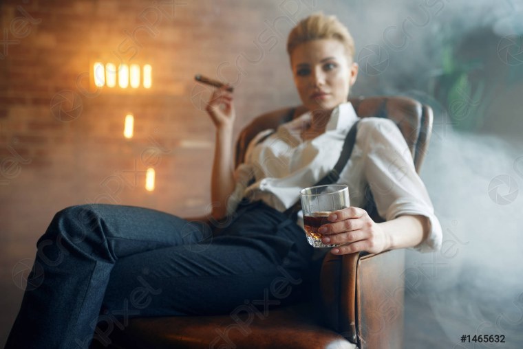 Девушка с сигарой и виски