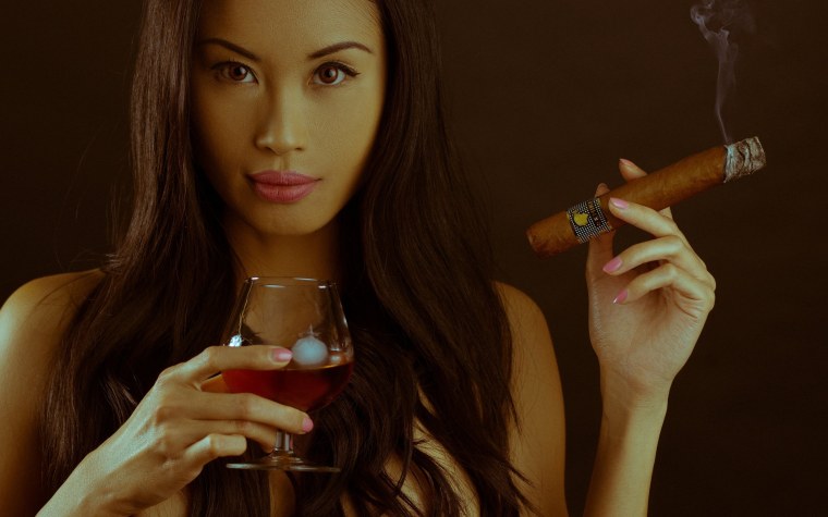 Девушка с сигарой