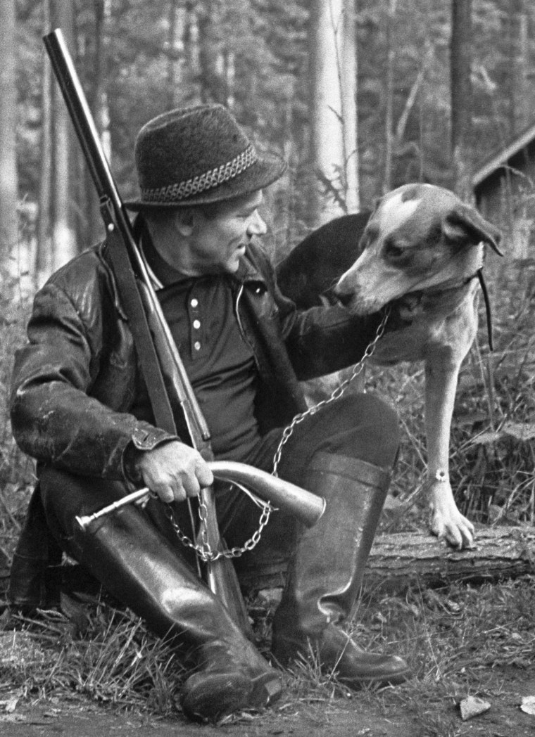 Калашников Михаил Тимофеевич на охоте