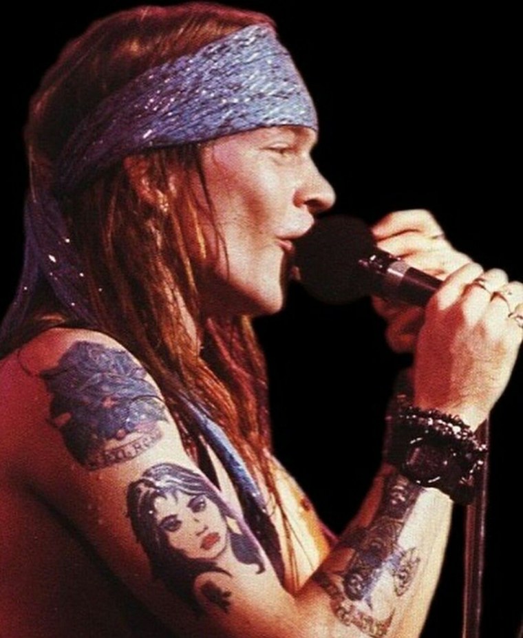 Эксл Роуз с цветами