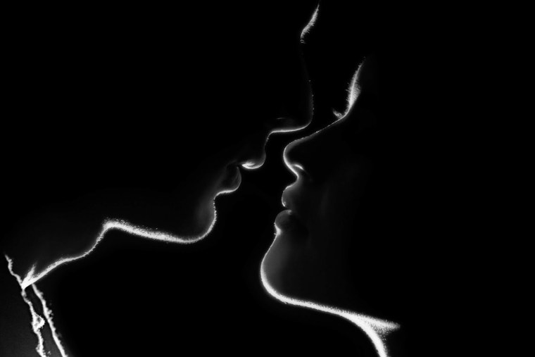 Два силуэта в темноте