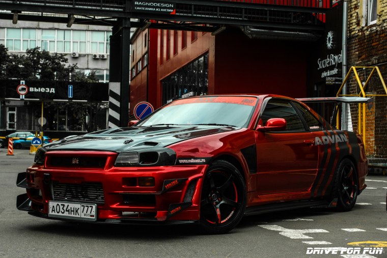 Nissan Skyline GTR r34 красный