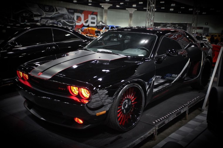 Черный Форд Мустанг с красными фарами