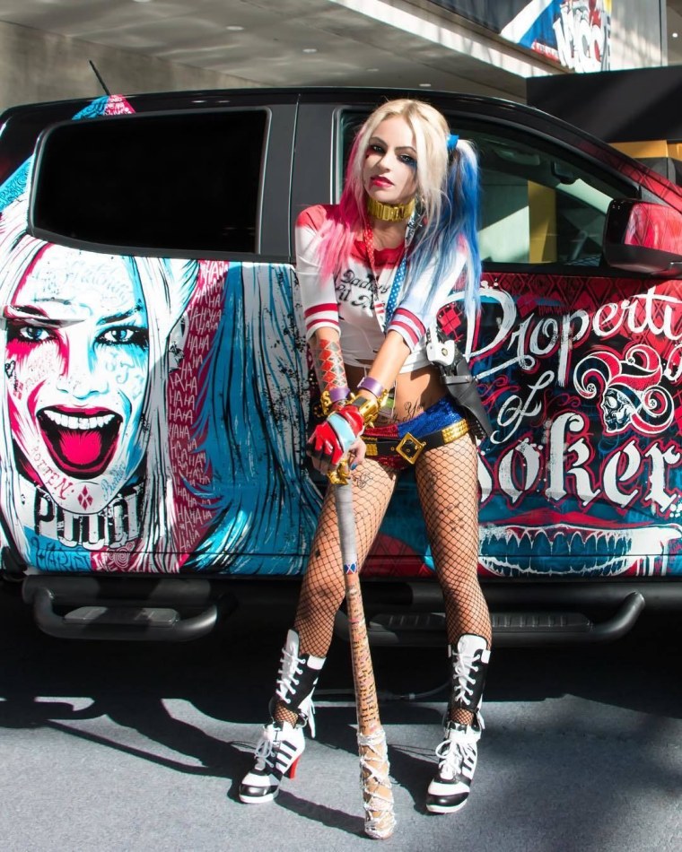 Харли Квинн на машине