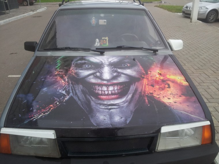 Джокер на капоте ВАЗ 2107