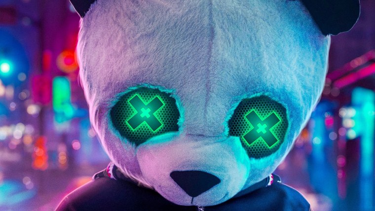 Человек в маске панды