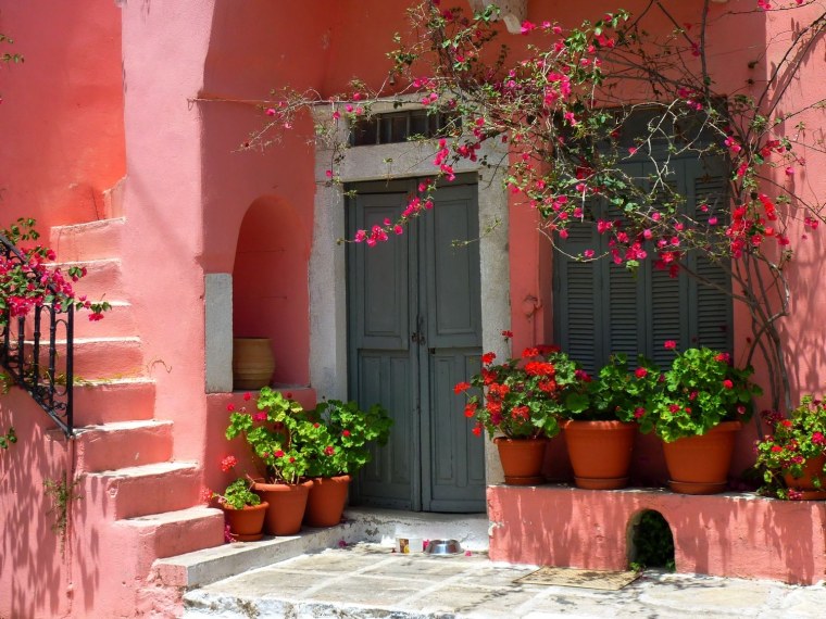 Улочка в розовом цвете