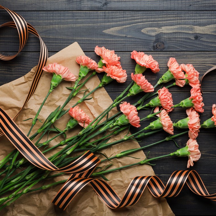 Георгиевская ленточка с гвоздикой