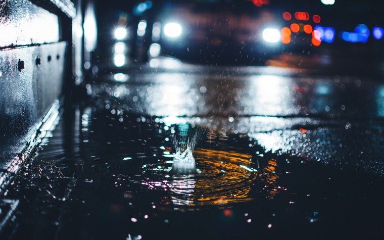 Дождь отражение в лужах