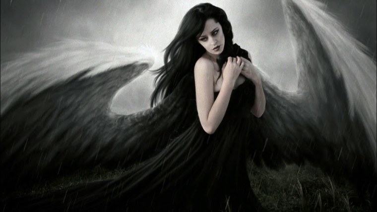 Девушка с черными крыльями