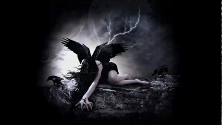 Девушка с крыльями