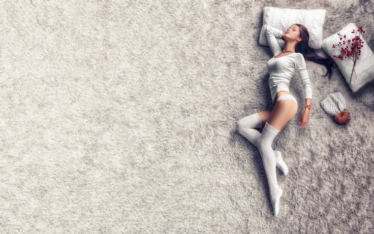 Девушка лежит на ковре