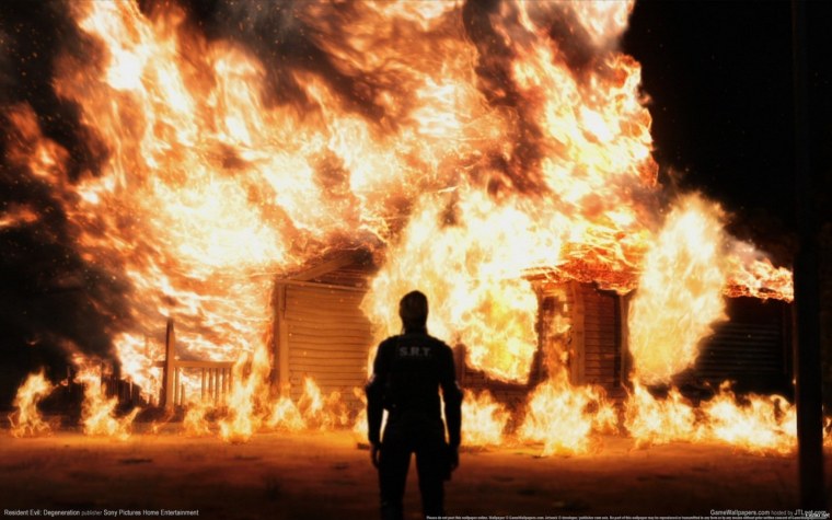 Человек на фоне горящего дома