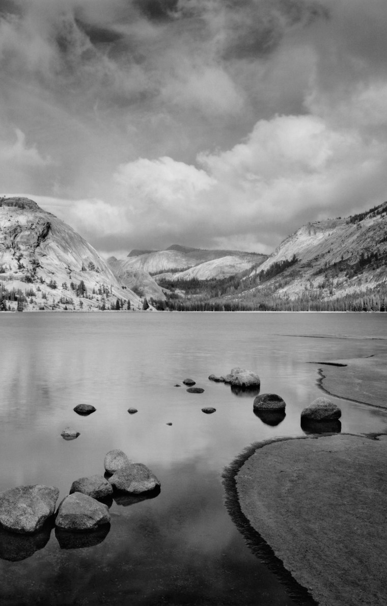 Темная заставка на телефон Минимализм