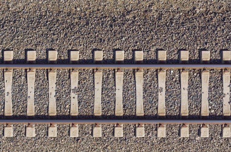 Рельсы и шпалы вид сбоку