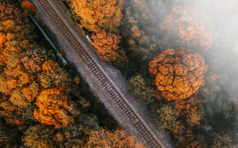 Рельсы и шпалы вид сбоку