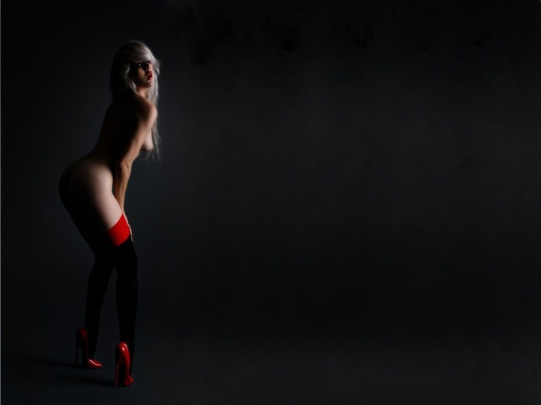 Девушки ню на темном фоне фото