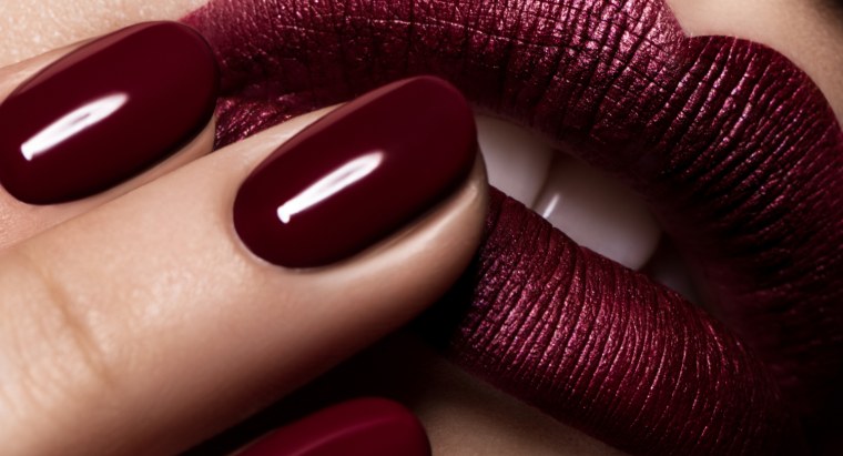 Бордовый маникюр