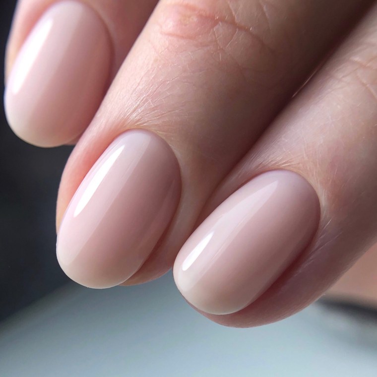 Натуральный маникюр на коротких