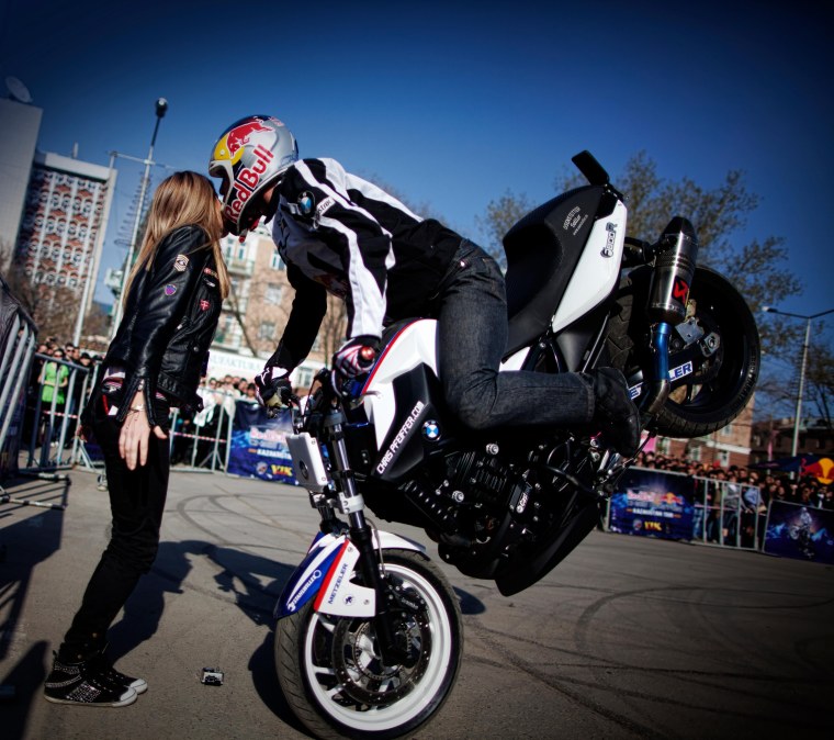 Стант на мотоцикле парень и девушка